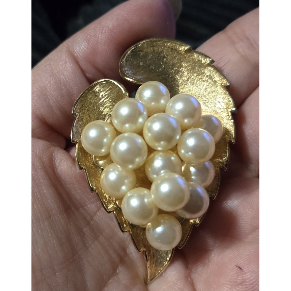 Leaf Wings Vintage Gold Tone Brooch Pin Faux Pearls Cluster